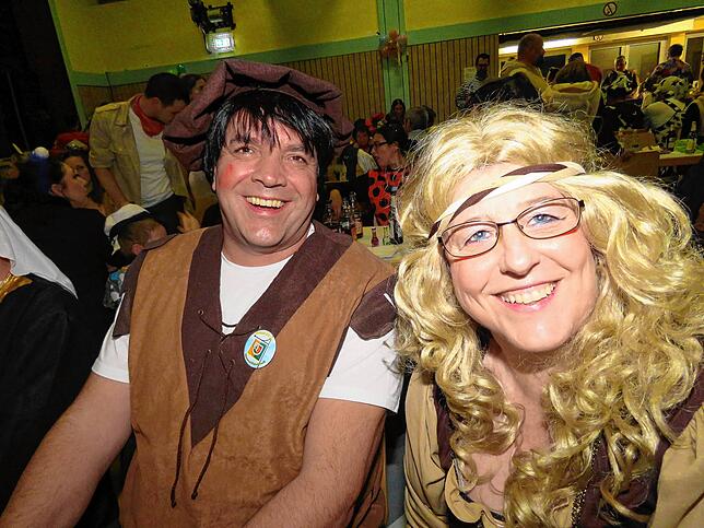 Marianne und Christoph Baumann aus Brigachtal sind zwei der knapp 400 gut gelaunten Gäste beim Zunftball in der Klengener Arenberghalle.