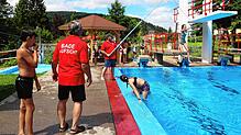 „Würstchen-Springen“ nennt Schwimmmeister Lutz Lorbeer (links) dieses Spiel, bei dem es gilt, den kleinen Ball am Ende der Angel zu ...