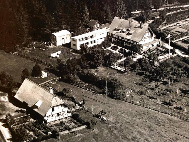 Das Kindersanatorium in Königsfeld, hier auf einem historischen Bild, war früher auch nur von geringem Baumbestand umgeben.