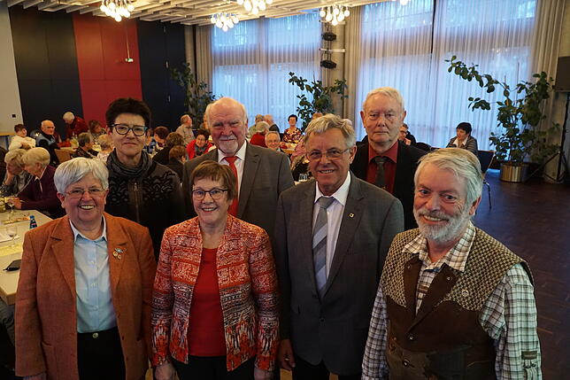 Monika Burger (von links), Birgit Möller, Ulrike Kopp, Wilfried Helm, Robert Daum, Rolf Lehmann und Hans Schlude bilden den alten und ...