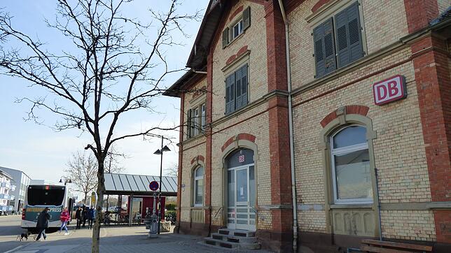 Der Markdorfer Bahnhof steht seit Jahren leer und ist dringend sanierungsbedürftig. Für eine Neunutzung strebt die Stadt eine ...