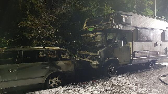 Ein Auto und ein Wohnwagen brennen in der Nacht des 6. Septembers im Taborweg.