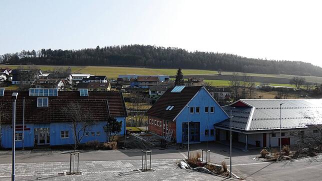 Der Kindergarten, das sich in Erweiterung befindliche Feuerwehrhaus und die sanierte Leiterbachhalle bilden ein Ensemble öffentlicher ...