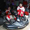 Die Brüder Adrian (links) und Silas wissen, wie man mit dem Go-Kart richtig aufs Gaspedal drückt. Mit seinen 31,5 PS erreicht das ...