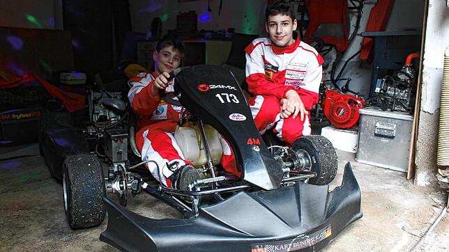 Die Brüder Adrian (links) und Silas wissen, wie man mit dem Go-Kart richtig aufs Gaspedal drückt. Mit seinen 31,5 PS erreicht das ...
