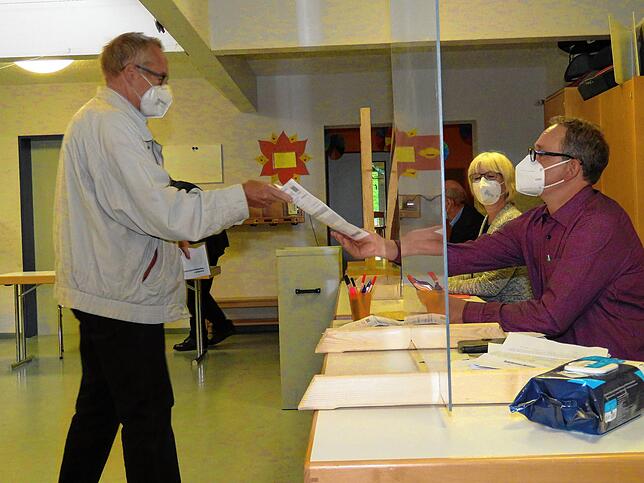 Auch in der Kindertagesstätte Gaisberg in Brigachtal herrscht ein Kommen und Gehen. Hier nimmt Markus Rist gerade eine Wahlberechtigung ...