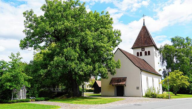 Die Kirche St. Jakobus in Ahausen mit dem Kriegerdenkmal (links).
