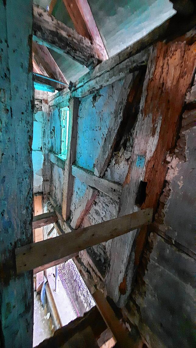 Hier war im ersten Stock eine Toilette und soll hier auch wieder gebaut werden.