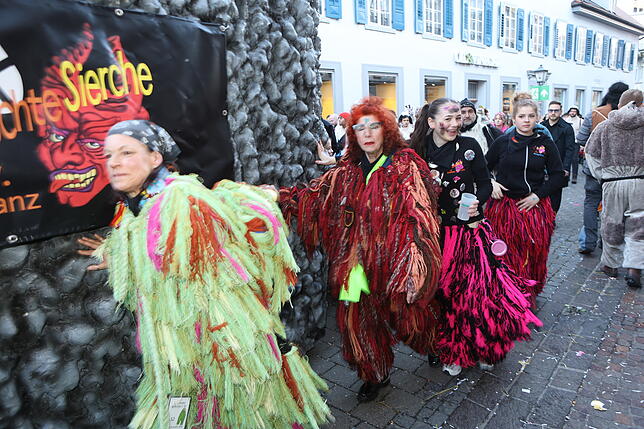 Bild 26: Konstanzer Straßenfasnacht 2025: Die Altstadt wird zum Narrenparadies - Die Bilder vom Abend!