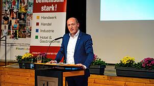Bürgermeister Jonathan Berggötz bei seiner Ansprache. Fotos: Hans-Jürgen Götz