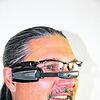 Die High-Tech-Brille sieht aus, wie eine gewöhnliche Lesebrille. Kamera und Monitor sind vor dem Auge platziert.Bilder: Madlen Falke