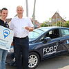 Neuer Mobilitätsknotenpunkt in Hüfingen: Steffen Albert (links) und Bürgermeister Michael Kollmeier vor dem neuen Carsharing-Auto in der ...