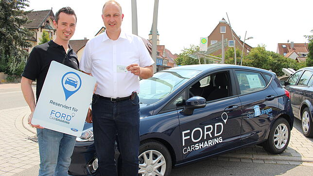 Neuer Mobilitätsknotenpunkt in Hüfingen: Steffen Albert (links) und Bürgermeister Michael Kollmeier vor dem neuen Carsharing-Auto in der ...