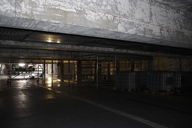 Wo zu Jahresbeginn Ruß klebte, ist jetzt der nackte Beton zu sehen. Die erste gründliche Oberflächen-Reinigung nach den Autobränden im ...