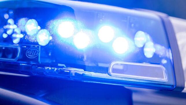 Ein Blaulicht leuchtet an einer Polizeistreife. (Symbolbild)