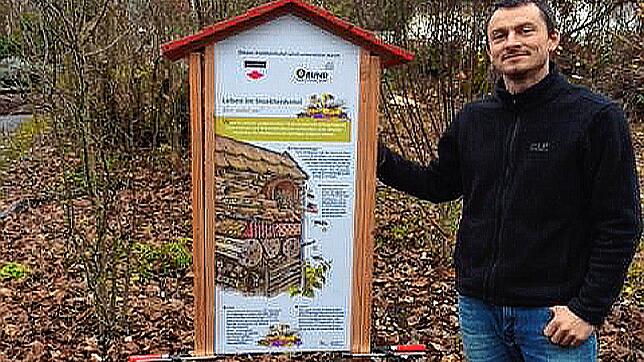 Bernhard Koch vom BUND beim geplanten Bienenhotel am Murger Weg.
