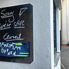 &bdquo;Sorry, we are still closed&ldquo; (&ldquo;Entschuldigung, wir haben noch geschlossen&ldquo;) steht auf einer Tafel am Eingang ...