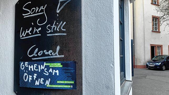 &bdquo;Sorry, we are still closed&ldquo; (&ldquo;Entschuldigung, wir haben noch geschlossen&ldquo;) steht auf einer Tafel am Eingang ...