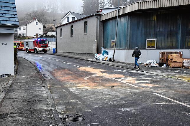 Bild 6: Der Tag nach dem Gefahrgut-Unfall: Bilder von der Lastwagen-Bergung und Straßenreinigung