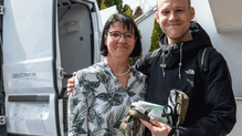 Ursina Fitzon hat mit Mykhailo Volianiuk 50 Erstehilfe-Beutel für die ukrainische Armee zusammengestellt. Die Freude bei den Soldaten, ...