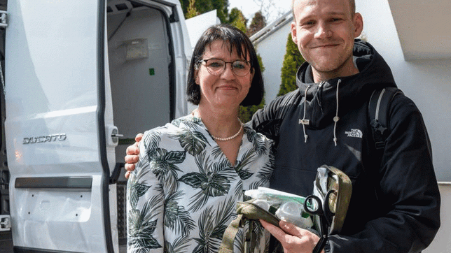 Ursina Fitzon hat mit Mykhailo Volianiuk 50 Erstehilfe-Beutel für die ukrainische Armee zusammengestellt. Die Freude bei den Soldaten, ...