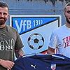 Wechsel in der Kreisstadt: Sportchef Vesel Alidemaj (links) freut sich, dass sich Niktia Maul zum Wechsel vom FC Tiengen 08 zum VfB ...