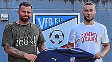 Wechsel in der Kreisstadt: Sportchef Vesel Alidemaj (links) freut sich, dass sich Niktia Maul zum Wechsel vom FC Tiengen 08 zum VfB ...