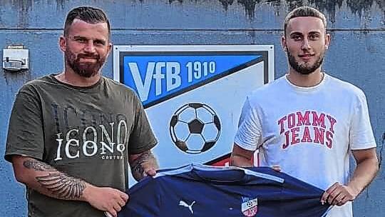 Wechsel in der Kreisstadt: Sportchef Vesel Alidemaj (links) freut sich, dass sich Niktia Maul zum Wechsel vom FC Tiengen 08 zum VfB ...