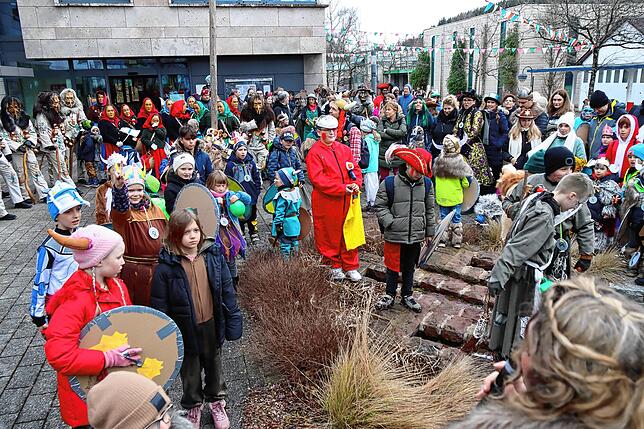 Bild 13: Unvergessliche Momente: Der Kinderumzug und Rathaussturm in Unterkirnach – Bilder des Narrensamens!