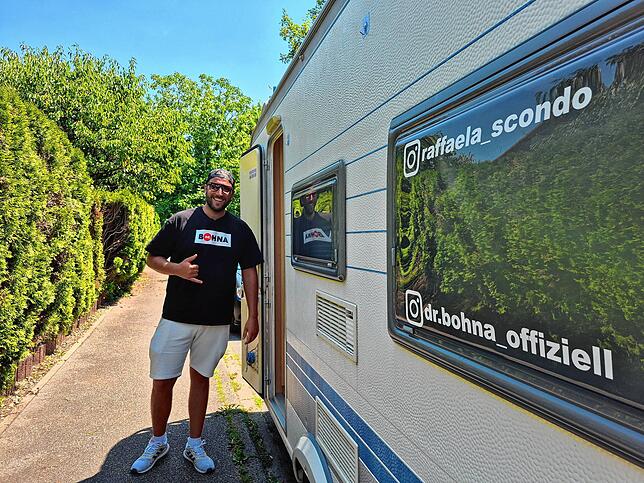 Sascha Bohner vor dem „berühmten“ Wohnwagen aus dem TV. Mit diesem reist er seit 2021 für RTL2 nach Italien. Gekostet habe ihn dieser ...