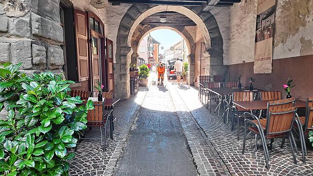 In der Mitte gut zu erkennen: Das Mobilitätsband, das nun quer durch die Altstadt fertig asphaltiert werden muss. Das Untertor und damit ...