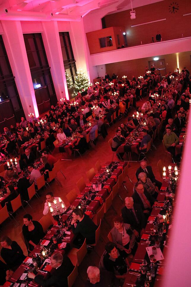 Stimmungvoll feiern über 500 Mitarbeiter in der Stadthalle.