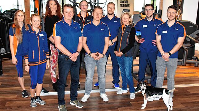 Das Team von Injoy in Stockach steht im leeren Studio. Sie informieren per Post und Internet die Mitglieder und stehen den Älteren für ...