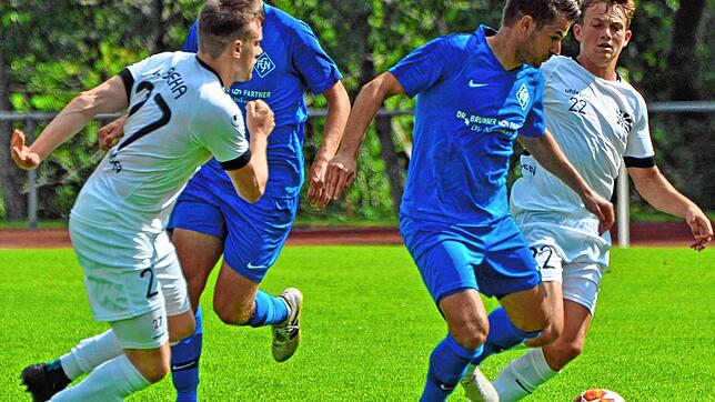 Bei der Neuauflage des letztjährigen Pokalspiels könnten Sime Fantov (am Ball) vom FC Neustadt und Leon Albrecht vom FC 08 Villingen ...