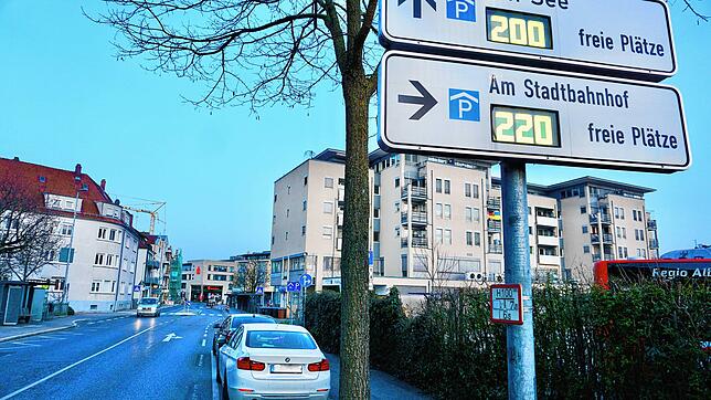 220 Stellplätze sind im Parkhaus am Stadtbahnhof frei, doch geparkt wird lieber draußen, weil es deutlich günstiger ist.