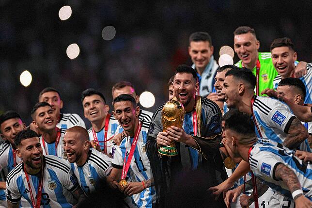 Messi inmitten der Mannschaft.