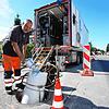 Auf der Baustelle in der Fürstenbergstraße kommt spezielle Technik zum Einsatz. Hier hält Jens Degenhardt das Ende eines Schlauchliners ...