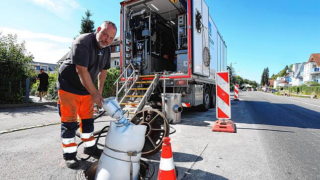 Auf der Baustelle in der Fürstenbergstraße kommt spezielle Technik zum Einsatz. Hier hält Jens Degenhardt das Ende eines Schlauchliners ...