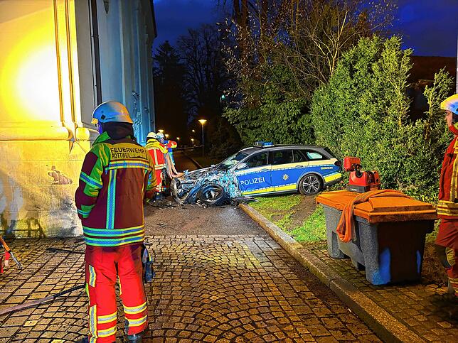 Zwischen Kirche und Gebüsch ist der Streifenwagen der Polizei schwer beschädigt zum Stehen gekommen.