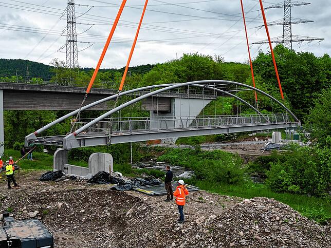 Bild 34: Brückenbau mit Nervenkitzel: Der Einbau der Neuwiesenbrücke für die Pendlerradroute P2