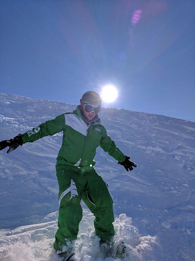 Kevin Schneider, einer der beiden Vorsitzenden, beim Snowboarden.