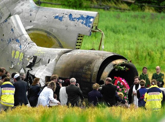 Angehörige der russischen Absturzopfer trauern mit Blumen und Kränzen am zerstörten Heck der Tupolew 154. Bei einer Flugzeug-Katastrophe ...