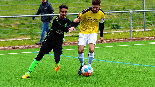 Steißlingen Enoque Buchegger (links) kann sich hier gegen einen Verteidiger des SV Worblingen durchsetzen.