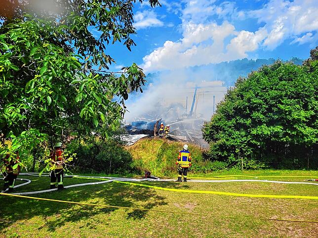 Bild 9: Bilder vom Großbrand der Produktionshalle in Mauchen