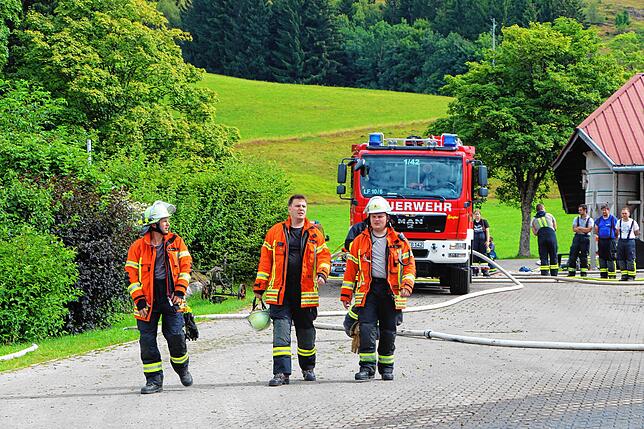 Bild 18: Scheune brennt: Bilder vom Großeinsatz der Feuerwehr in Bernau-Goldbach