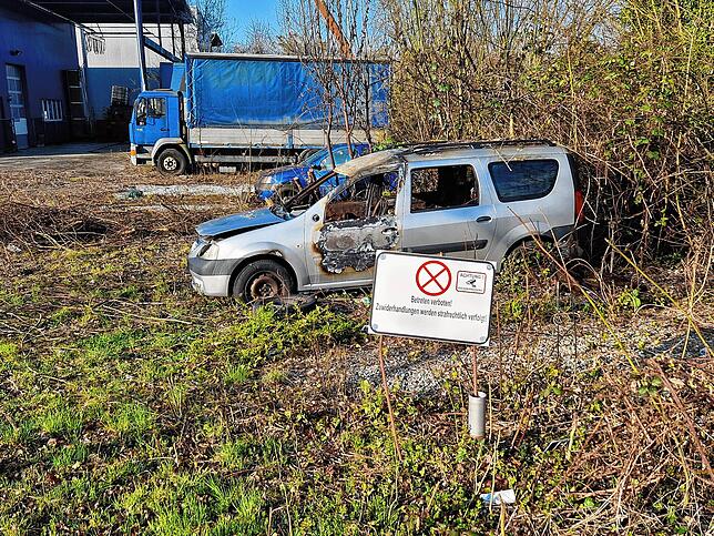 Ein Schild weist darauf hin, dass das Grundstück nicht betreten werden darf und das Gelände videoüberwacht wird.