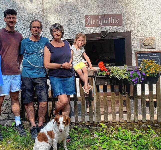 Die Nachfolge scheint für die Burgmühle gesichert zu sein, auf jeden Fall ist die ganze Familie mit eingespannt von links Sohn Marlon ...