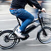 Ein Radfahrer fährt mit einem E-Bike. (Symbolbild)
