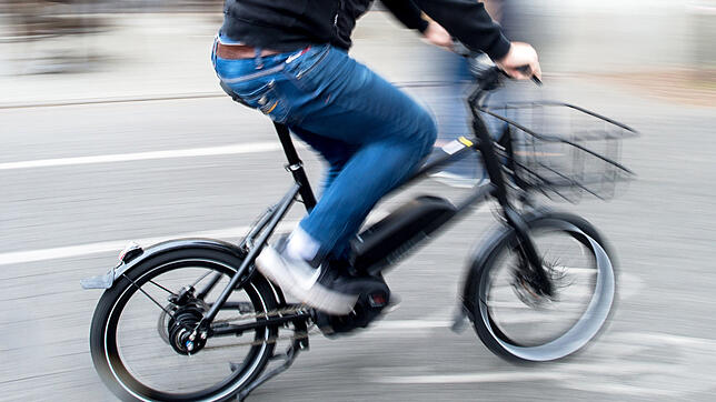 Ein Radfahrer fährt mit einem E-Bike. (Symbolbild)