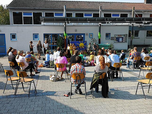 Einschulungsfeier an der Grundschule Hödingen: Die Eltern halten sich an die Abstandsregeln.